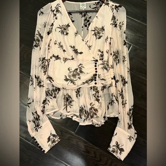 BAUM UND PFERDGARTEN Floral Peplum Blouse -NWOT - Picture 9 of 12